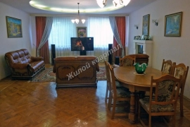 Продается 2-х эт. дом в центре 